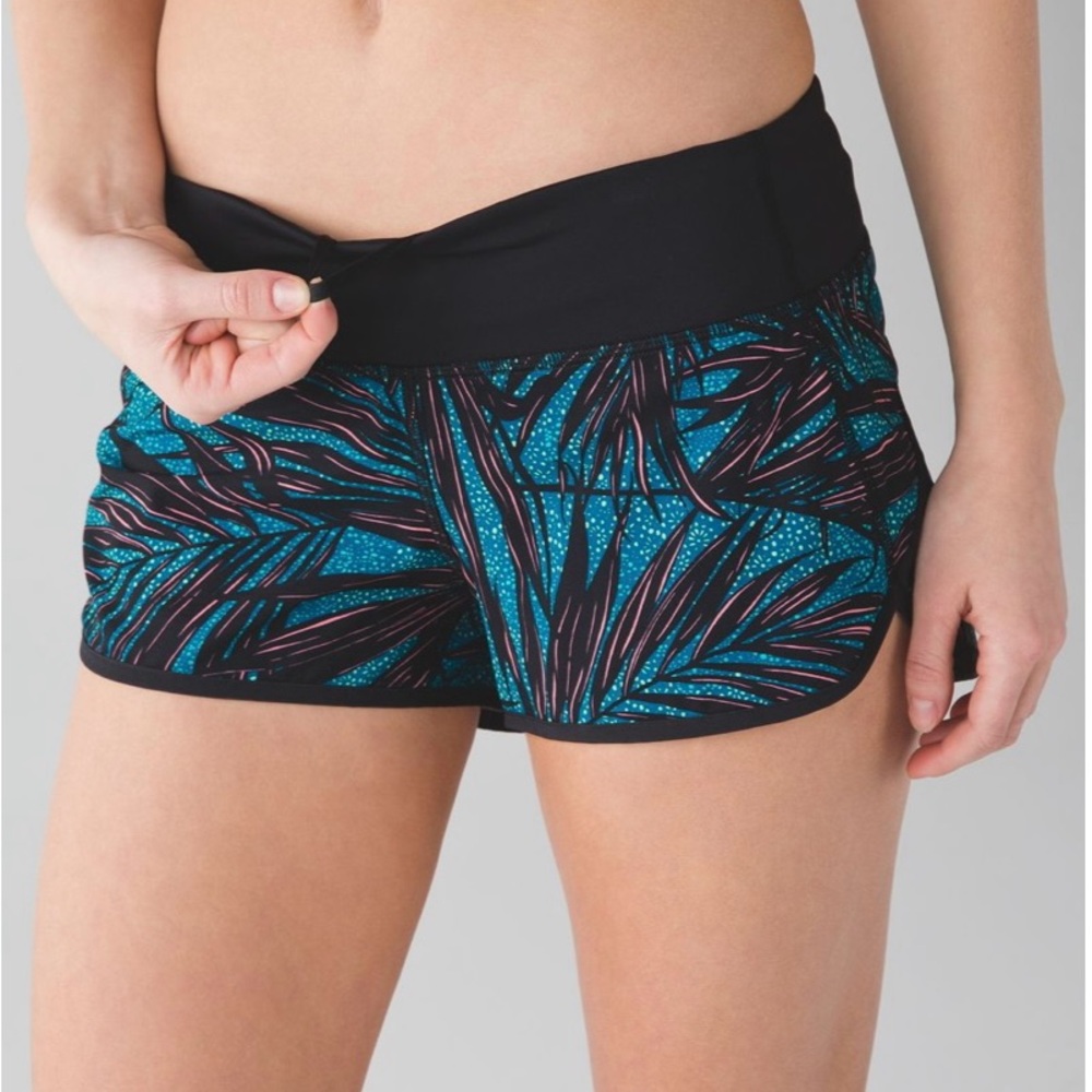 Lululemon Speed Short
Palm Lace Tofino Teal Multi / Black